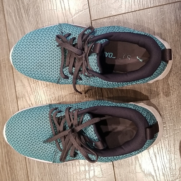 Puma's FTWDL women's sz 9 sneakers - Picture 5 of 10